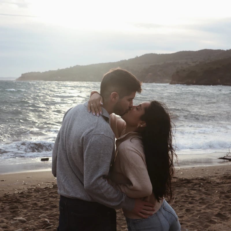 Aitor besando a Luisa