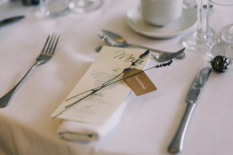 Una mesa de boda con el menú sobre ella