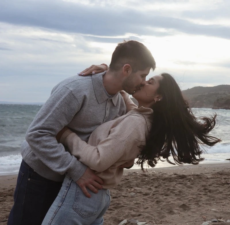 Aitor y Luisa besándose