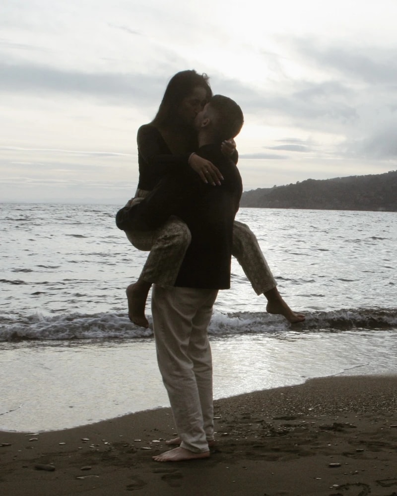 Aitor y Luisa besándose